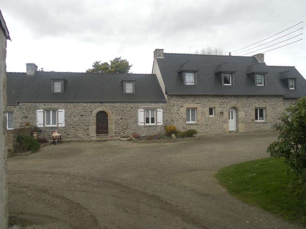 Les Gites De Kerroyal Garlan Экстерьер фото