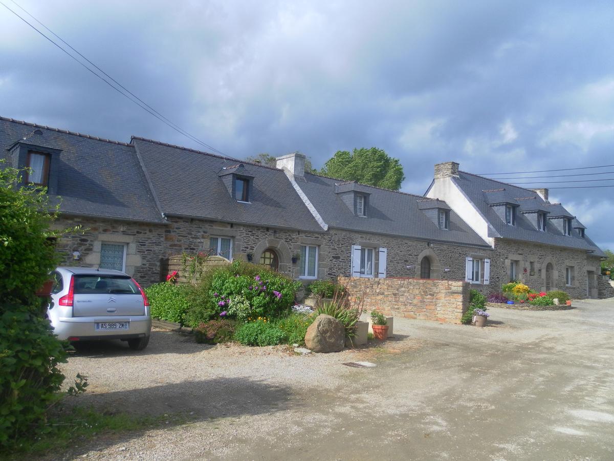 Les Gites De Kerroyal Garlan Экстерьер фото